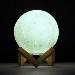 Εικόνα της GloboStar® Επιτραπέζιο Φωτιστικό Φ15cm 3D MOON LIGHT LED 3.7W  Επαναφορτιζόμενο - Καλώδιο Τροφοδ. USB και Διακόπτη Αφής Dimmable