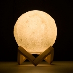 Εικόνα της GloboStar® Επιτραπέζιο Φωτιστικό Φ15cm 3D MOON LIGHT LED 3.7W  Επαναφορτιζόμενο - Καλώδιο Τροφοδ. USB και Διακόπτη Αφής Dimmable