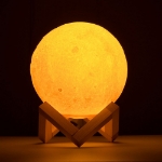 Εικόνα της GloboStar® Επιτραπέζιο Φωτιστικό Φ15cm 3D MOON LIGHT LED 3.7W  Επαναφορτιζόμενο - Καλώδιο Τροφοδ. USB και Διακόπτη Αφής Dimmable